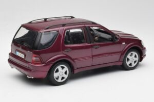 Mercedes ML55 AMG W163 Vijolična Maisto 1:18 31876 Kovina – slika 3 od 8