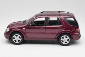 Mercedes ML55 AMG W163 Vijolična Maisto 1:18 31876 Kovina – slika 4 od 8