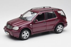 Mercedes ML55 AMG W163 Vijolična Maisto 1:18 31876 Kovina