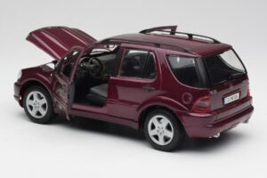 Mercedes ML55 AMG W163 Vijolična Maisto 1:18 31876 Kovina – slika 5 od 8