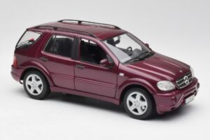 Mercedes ML55 AMG W163 Vijolična Maisto 1:18 31876 Kovina – slika 6 od 8