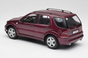 Mercedes ML55 AMG W163 Vijolična Maisto 1:18 31876 Kovina – slika 7 od 8
