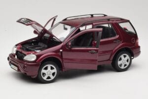 Mercedes ML55 AMG W163 Rdeč Maisto 1:18 50348 Kovina – slika 2 od 8