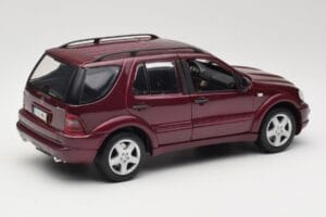 Mercedes ML55 AMG W163 Rdeč Maisto 1:18 50348 Kovina – slika 3 od 8