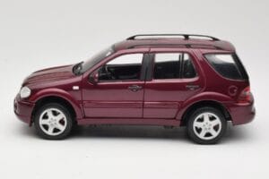 Mercedes ML55 AMG W163 Rdeč Maisto 1:18 50348 Kovina – slika 4 od 8