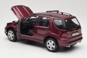 Mercedes ML55 AMG W163 Rdeč Maisto 1:18 50348 Kovina – slika 5 od 8