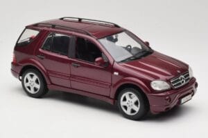 Mercedes ML55 AMG W163 Rdeč Maisto 1:18 50348 Kovina – slika 6 od 8