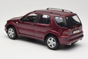Mercedes ML55 AMG W163 Rdeč Maisto 1:18 50348 Kovina – slika 7 od 8
