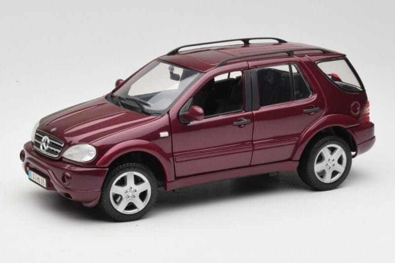 Mercedes ML55 AMG W163 Rdeč Maisto 1:18 50348 Kovina