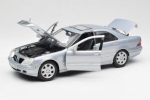 Mercedes S-Class W220 Svetlomodra Maisto 1:18 56050 Kovina – slika 2 od 8