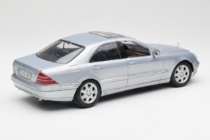 Mercedes S-Class W220 Svetlomodra Maisto 1:18 56050 Kovina – slika 3 od 8