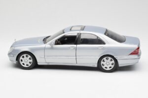 Mercedes S-Class W220 Svetlomodra Maisto 1:18 56050 Kovina – slika 4 od 8