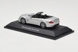Mercedes SL 63 AMG R230 Silver Metallic Minichamps 1:43 B66960018 Kovina – slika 3 od 4