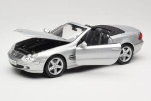 Mercedes SL R230 Srebrn Maisto 1:18 B66962125 Kovina – slika 2 od 8