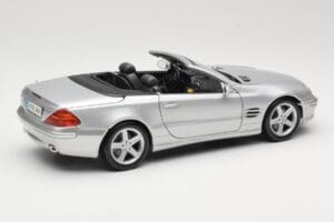 Mercedes SL R230 Srebrn Maisto 1:18 B66962125 Kovina – slika 3 od 8