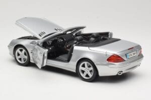 Mercedes SL R230 Srebrn Maisto 1:18 B66962125 Kovina – slika 5 od 8