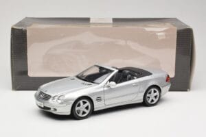 Mercedes SL R230 Srebrn Maisto 1:18 B66962125 Kovina – slika 8 od 8