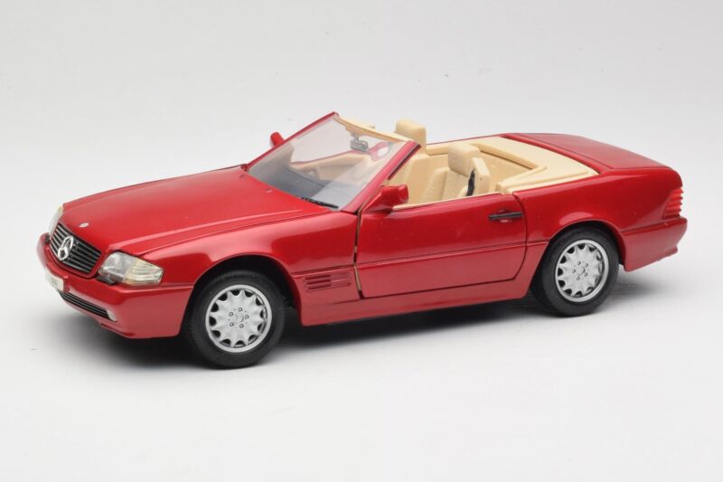 Mercedes SL500 R129 Rdeč Revell 1:18 08927 Kovina
