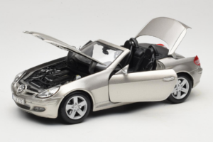 Mercedes SLK R171 Svetlo Bronasta Metalik Maisto 1:18 31674-R1 Kovina – slika 2 od 8