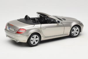 Mercedes SLK R171 Svetlo Bronasta Metalik Maisto 1:18 31674-R1 Kovina – slika 3 od 8