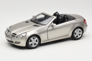 Mercedes SLK R171 Svetlo Bronasta Metalik Maisto 1:18 31674-R1 Kovina