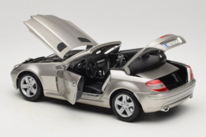 Mercedes SLK R171 Svetlo Bronasta Metalik Maisto 1:18 31674-R1 Kovina – slika 5 od 8