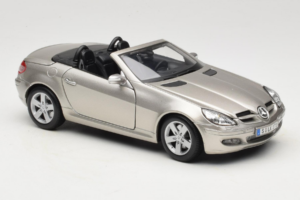 Mercedes SLK R171 Svetlo Bronasta Metalik Maisto 1:18 31674-R1 Kovina – slika 6 od 8