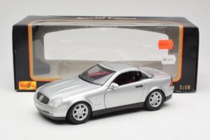 Mercedes SLK R170 Roadster Srebrn Maisto 1:18 31674 Kovina – slika 2 od 9