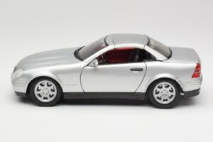Mercedes SLK R170 Roadster Srebrn Maisto 1:18 31674 Kovina – slika 3 od 9