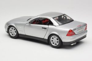 Mercedes SLK R170 Roadster Srebrn Maisto 1:18 31674 Kovina – slika 4 od 9