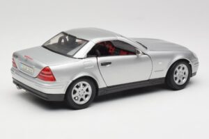 Mercedes SLK R170 Roadster Srebrn Maisto 1:18 31674 Kovina – slika 5 od 9