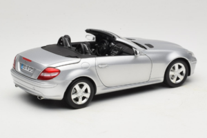 Mercedes SLK R171 Srebrn Minichamps 1:18 B66962318 Kovina – slika 3 od 9