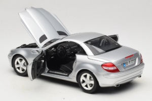 Mercedes SLK R171 Srebrn Minichamps 1:18 B66962318 Kovina – slika 5 od 9
