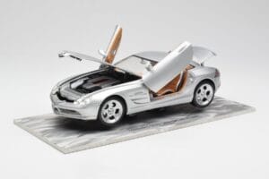 Mercedes SLR Vision Srebrn Omejena Izdaja Z Aluminijasto Osnovo Bburago 1:18 B66962102 Kovina – slika 2 od 8