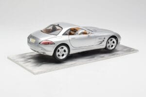 Mercedes SLR Vision Srebrn Omejena Izdaja Z Aluminijasto Osnovo Bburago 1:18 B66962102 Kovina – slika 3 od 8