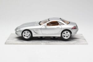 Mercedes SLR Vision Srebrn Omejena Izdaja Z Aluminijasto Osnovo Bburago 1:18 B66962102 Kovina – slika 4 od 8