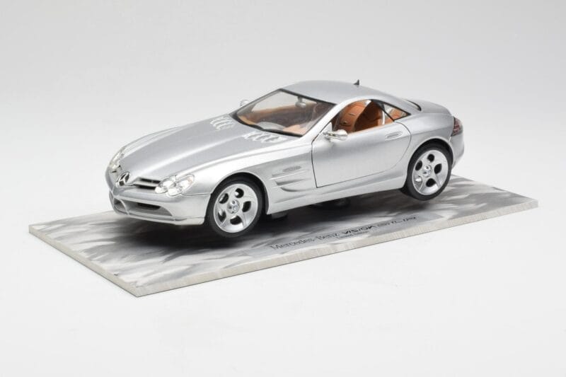Mercedes SLR Vision Srebrn Omejena Izdaja Z Aluminijasto Osnovo Bburago 1:18 B66962102 Kovina