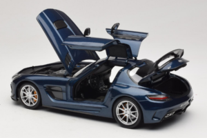 Mercedes SLS AMG Black Series Daytona Blue Metallic Minichamps 1:18 110033026 Kovina – slika 5 od 8