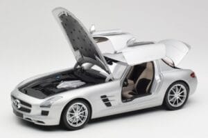 Mercedes SLS AMG C197 Iridium Srebrn Minichamps 1:18 100039026 Kovina – slika 2 od 8