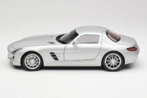 Mercedes SLS AMG C197 Iridium Srebrn Minichamps 1:18 100039026 Kovina – slika 4 od 8