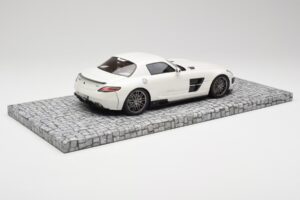 Mercedes Brabus SLS AMG 700 Biturbo Pearl Bel Minichamps 1:18 107032020 Kovina – slika 2 od 6