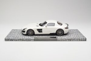 Mercedes Brabus SLS AMG 700 Biturbo Pearl Bel Minichamps 1:18 107032020 Kovina – slika 3 od 6