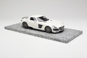 Mercedes Brabus SLS AMG 700 Biturbo Pearl Bel Minichamps 1:18 107032020 Kovina – slika 4 od 6