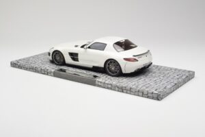 Mercedes Brabus SLS AMG 700 Biturbo Pearl Bel Minichamps 1:18 107032020 Kovina – slika 5 od 6