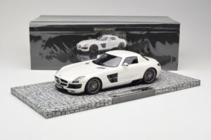 Mercedes Brabus SLS AMG 700 Biturbo Pearl Bel Minichamps 1:18 107032020 Kovina – slika 6 od 6