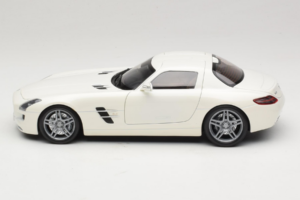 Mercedes SLS AMG Designo Mystic White Museum Edition Minichamps 1:18 B66055551 Kovina – slika 4 od 8