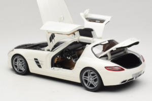 Mercedes SLS AMG Designo Mystic White Museum Edition Minichamps 1:18 B66055551 Kovina – slika 5 od 8