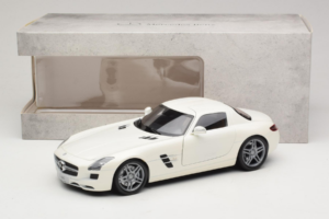 Mercedes SLS AMG Designo Mystic White Museum Edition Minichamps 1:18 B66055551 Kovina – slika 8 od 8