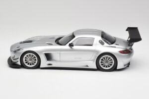 Mercedes SLS AMG GT3 C197 Street Srebrna Minichamps 1:18 151113100 Kovina – slika 3 od 6