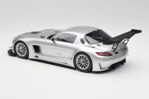 Mercedes SLS AMG GT3 C197 Street Srebrna Minichamps 1:18 151113100 Kovina – slika 5 od 6